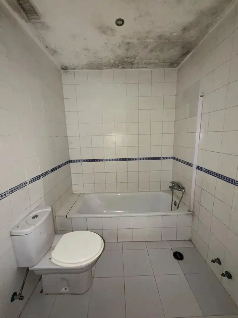 Baño de Apartamento en venta en Fuengirola con Terraza y Piscina comunitaria