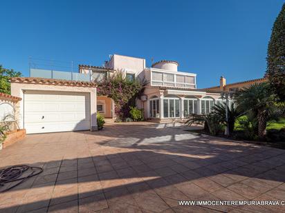 Vista exterior de Casa o xalet en venda en Empuriabrava amb Aire condicionat, Calefacció i Jardí privat