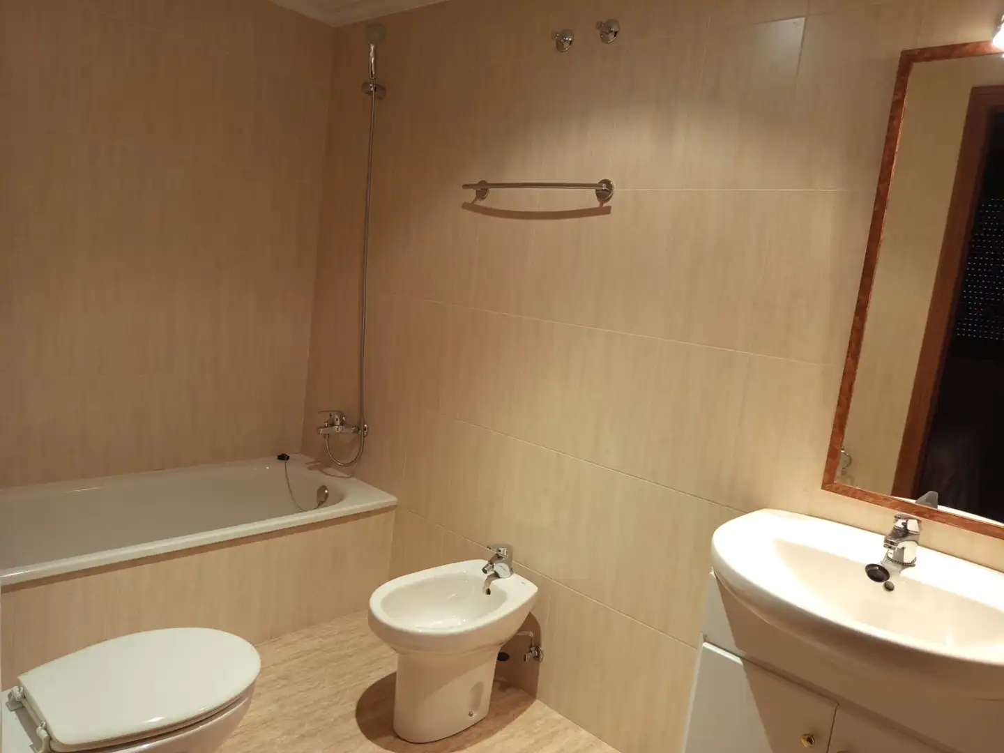 Badezimmer von Wohnung zur Miete in Gijón  mit Heizung, Terrasse und Abstellraum