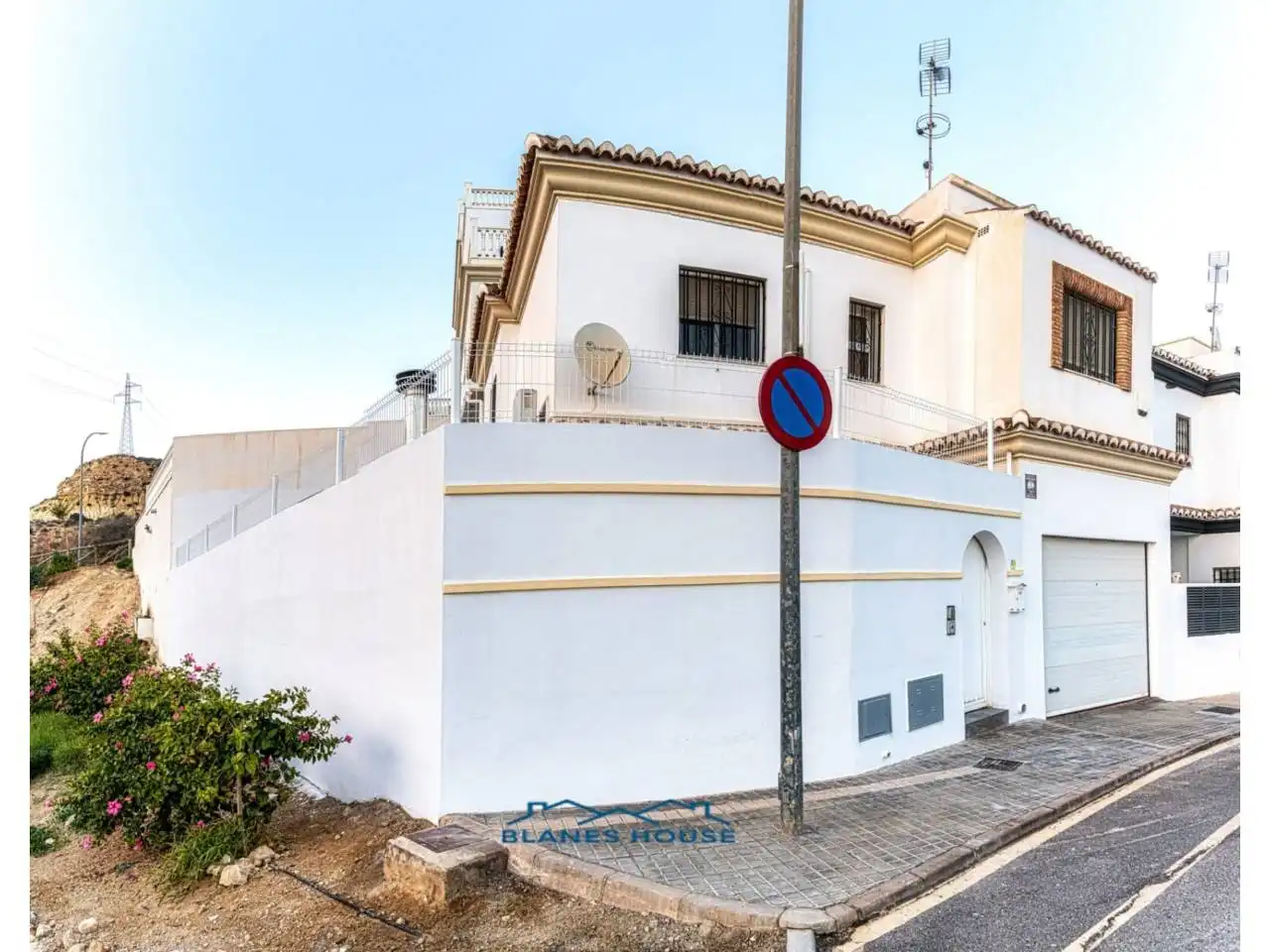 Vista exterior de Casa adosada en venda en Huércal de Almería amb Aire condicionat, Jardí privat i Moblat