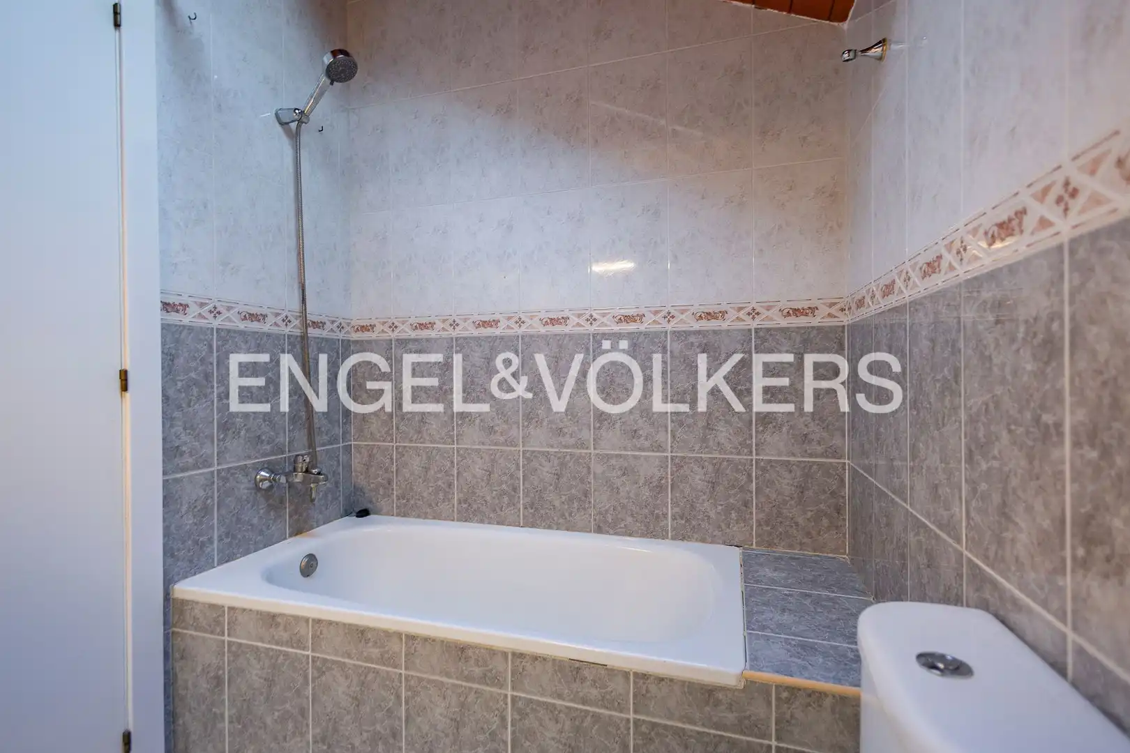 Baño de Casa o chalet en venta en Vallirana con Calefacción, Jardín privado y Parquet