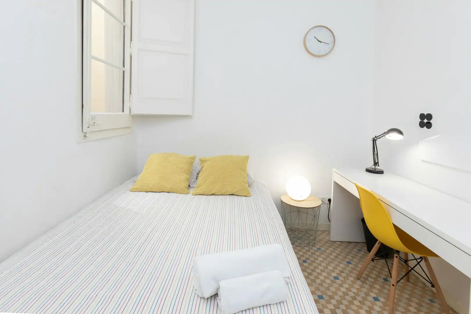 Bedroom of Flat for share in Barcelona  with Air Conditioner, Heating and Furnished