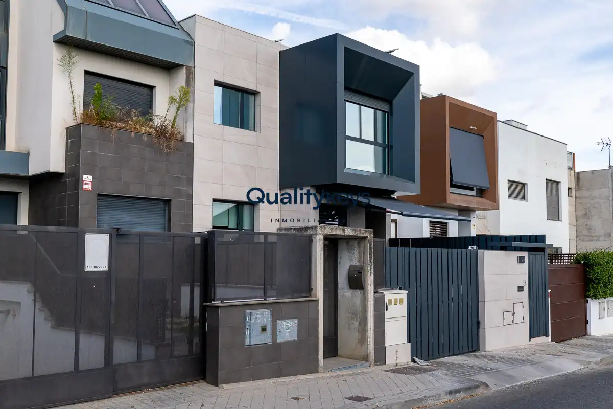 Vista exterior de Casa o chalet en venta en Madrid con Aire acondicionado, Calefacción y Jardín privado