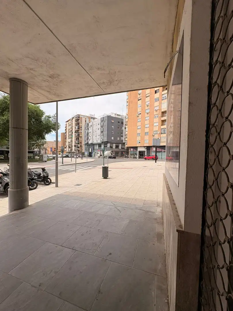 Vista exterior de Local de alquiler en Almería