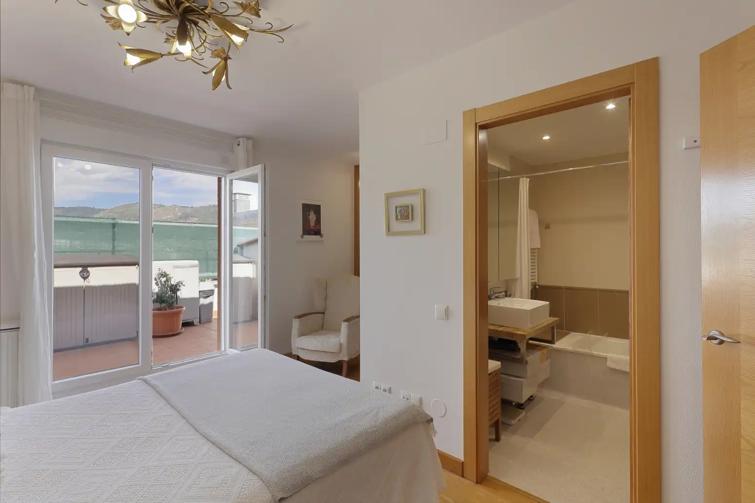Dormitori de Pis en venda en Oviedo  amb Calefacció, Parquet i Terrassa
