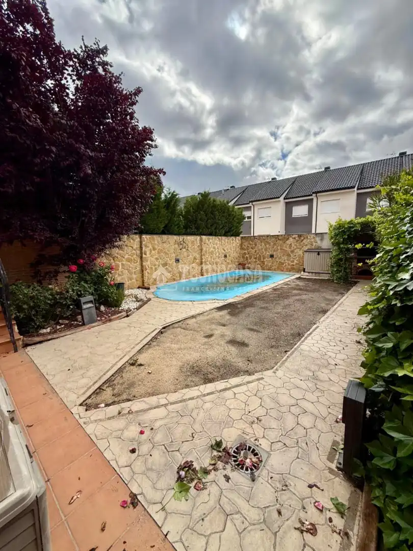 Piscina de Casa adosada en venta en  Madrid Capital con Aire acondicionado, Calefacción y Jardín privado