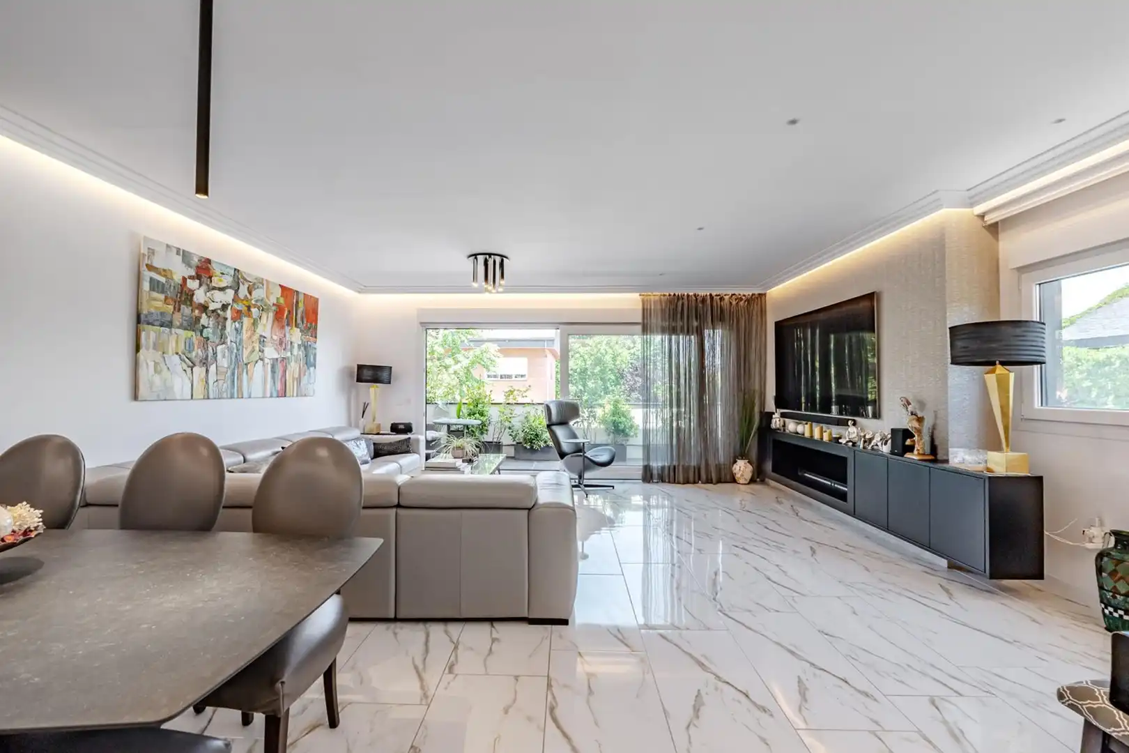 Sala de estar de Casa adosada en venta en Pozuelo de Alarcón con Aire acondicionado, Calefacción y Piscina