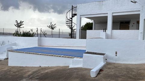 CHALET ZONA CERCANA A LA POBLACIÓN. PISCINA, POZO, ETC...