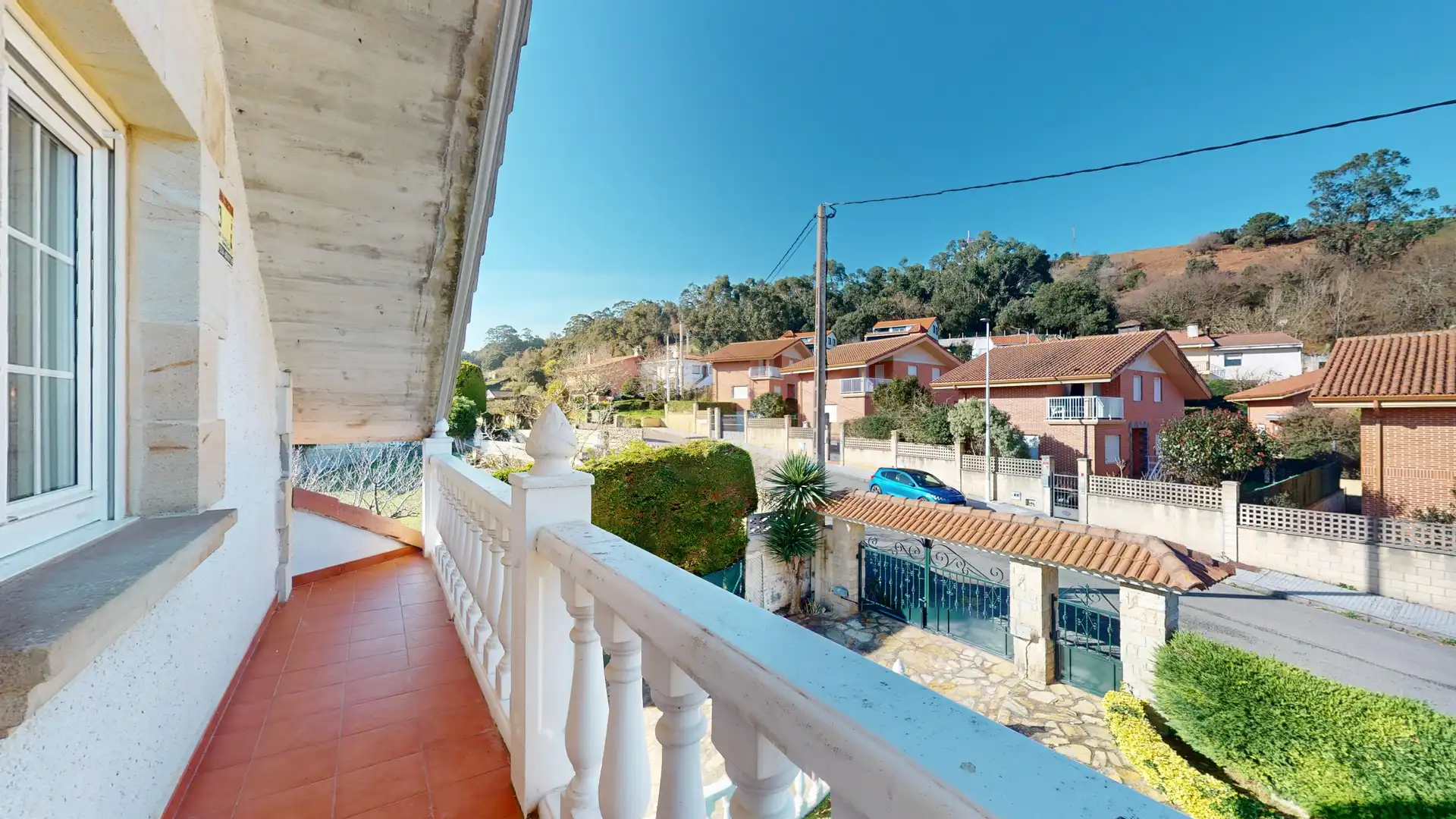 Vista exterior de Casa o xalet en venda en Arnuero amb Calefacció, Terrassa i Balcó