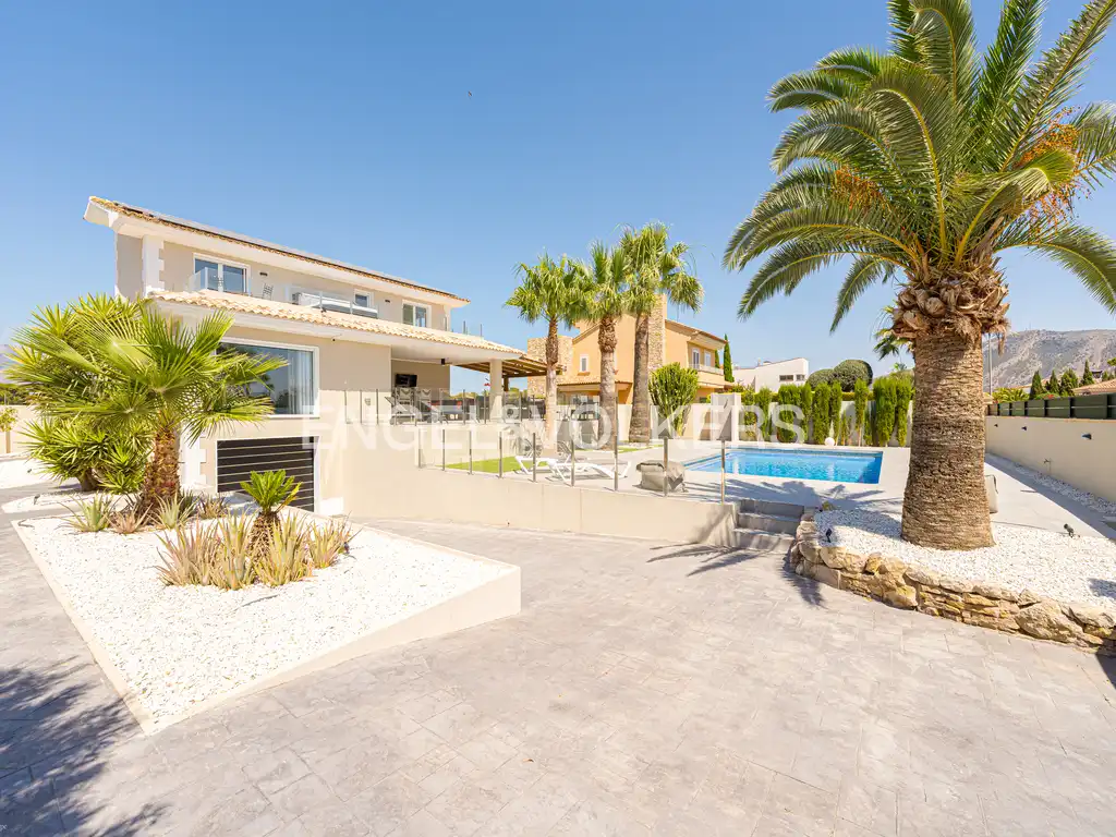 Casa con piscina en venta en Pueblo - Urbanizaciones, imagen 3