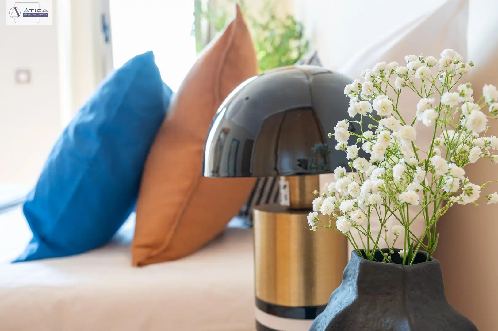 Wohnzimmer von Dachboden zum Verkauf in Santander mit Heizung, Privatgarten und Parkett