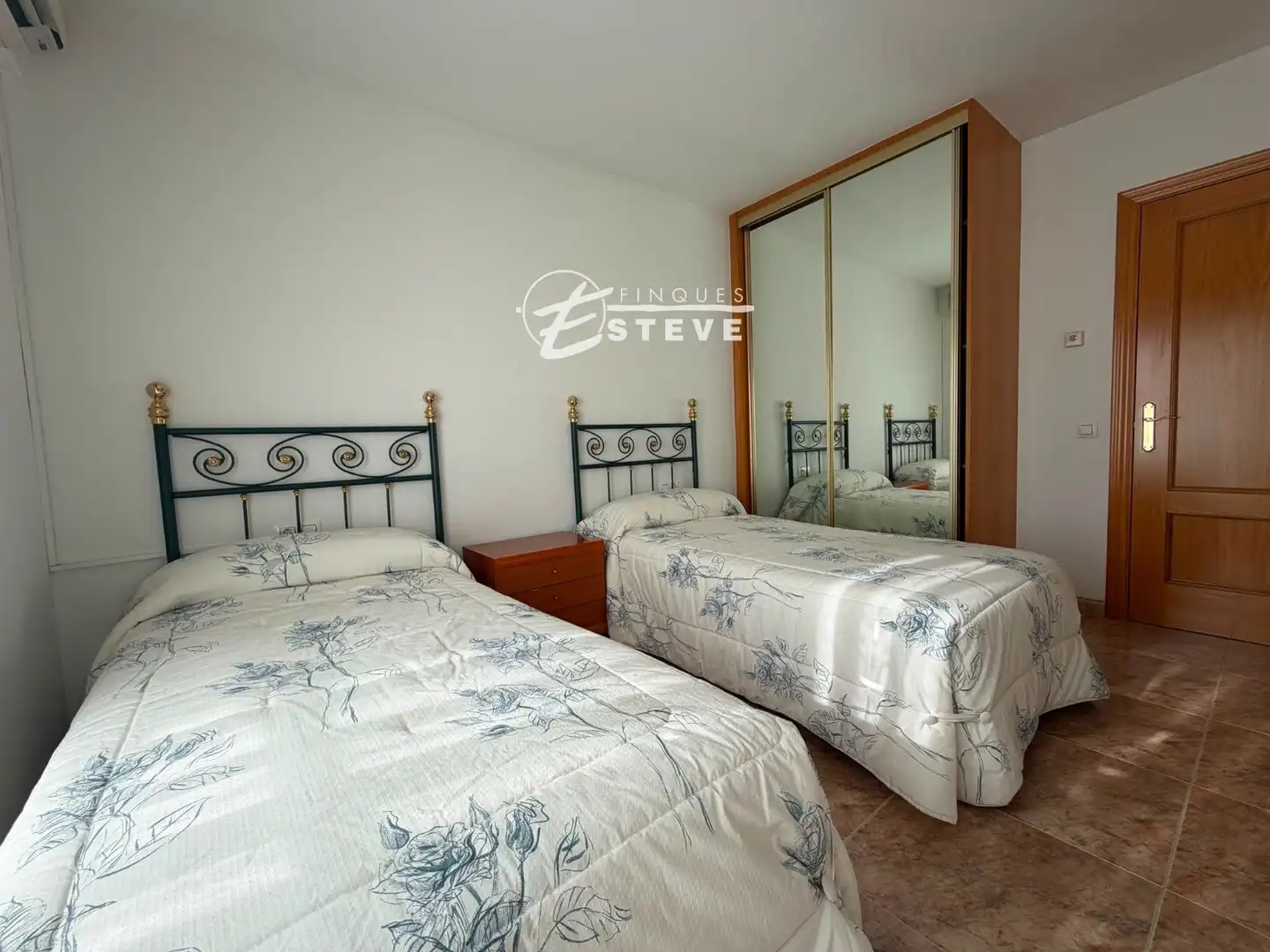 Schlafzimmer von Dachboden zum Verkauf in Calafell mit Klimaanlage, Heizung und Terrasse