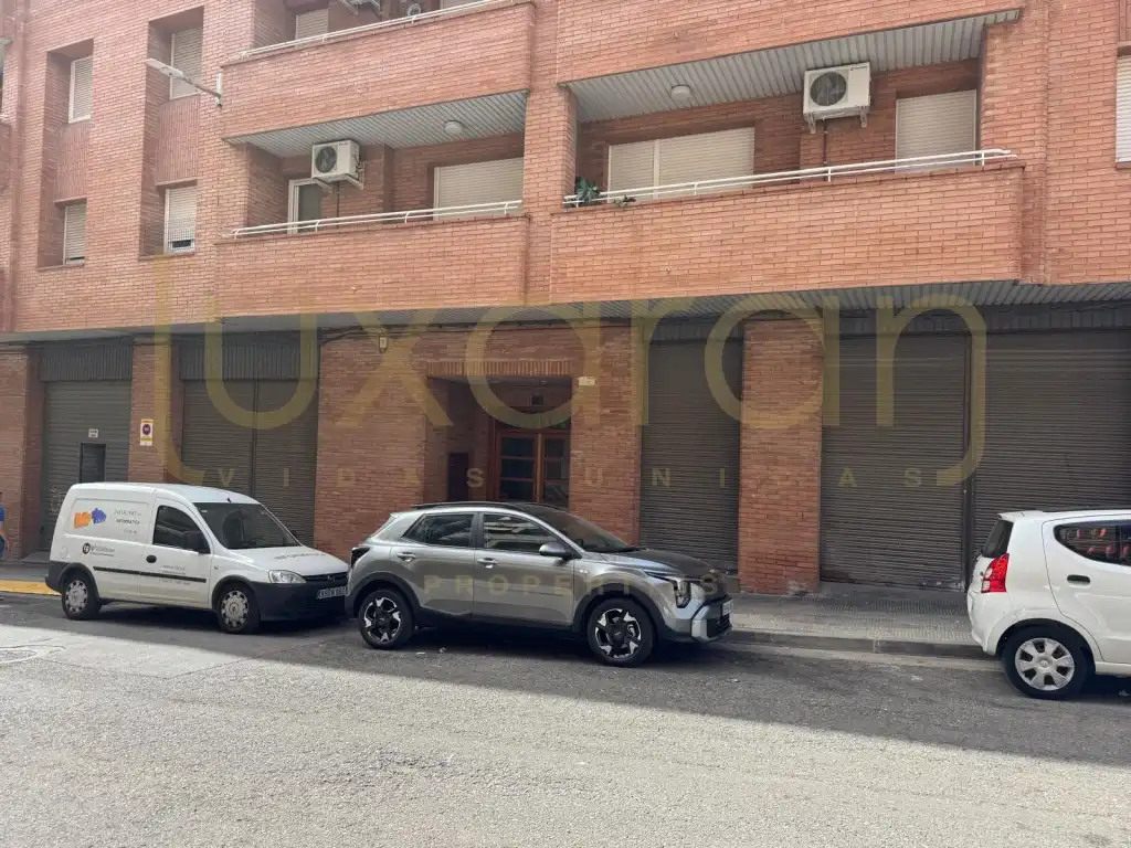 Local comercial en venta en Calle Indivil I Mandoni 15