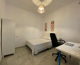 Bedroom of Apartment to share in  Sevilla Capital