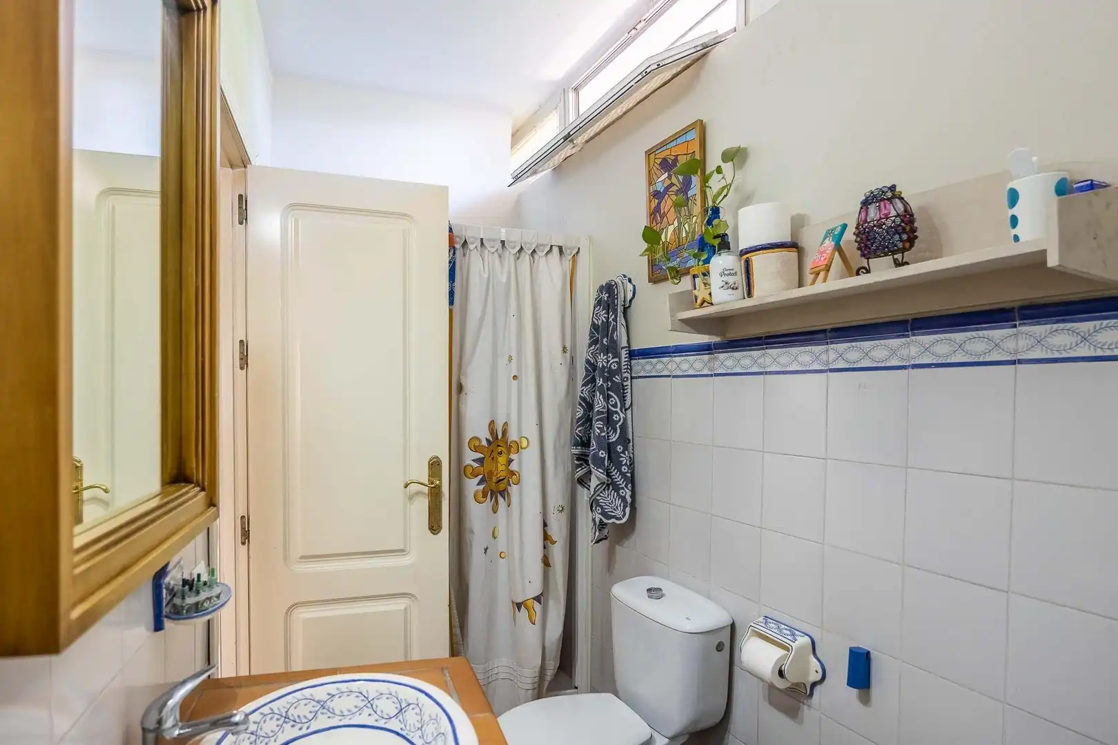 Badezimmer von Haus oder Chalet zum Verkauf in Tomares mit Klimaanlage, Heizung und Privatgarten