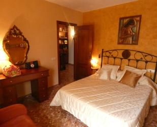 Dormitori de Casa o xalet en venda en Alanís amb Aire condicionat, Terrassa i Moblat