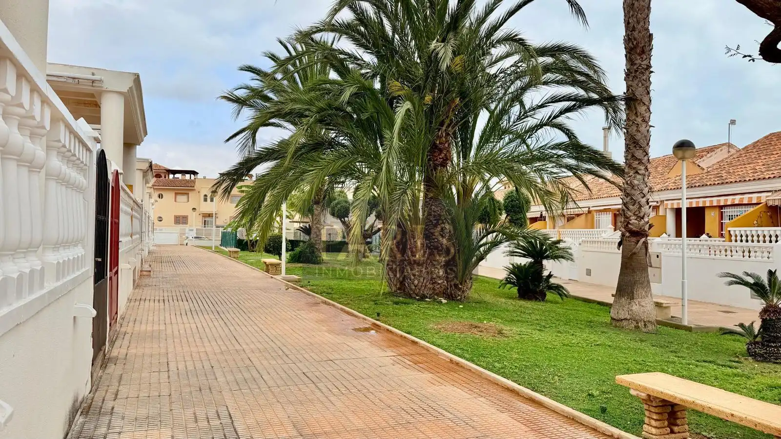 Vista exterior de Casa o xalet en venda en Cartagena amb Aire condicionat i Piscina comunitària