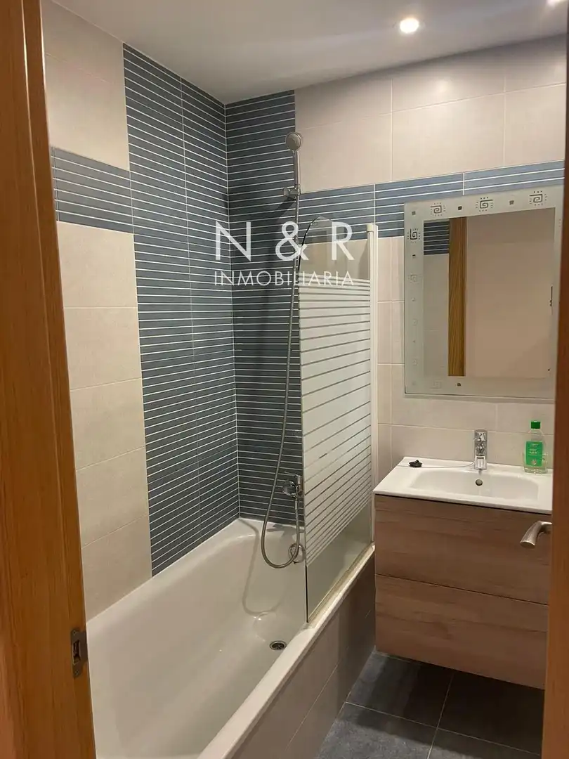 Bathroom of Flat for rent in Santiago de Compostela   with Heating, Terrace and Furnished