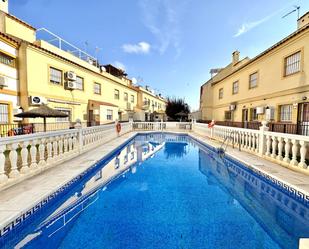 Piscina de Casa adosada en venda en Fuente de Piedra amb Aire condicionat, Terrassa i Piscina