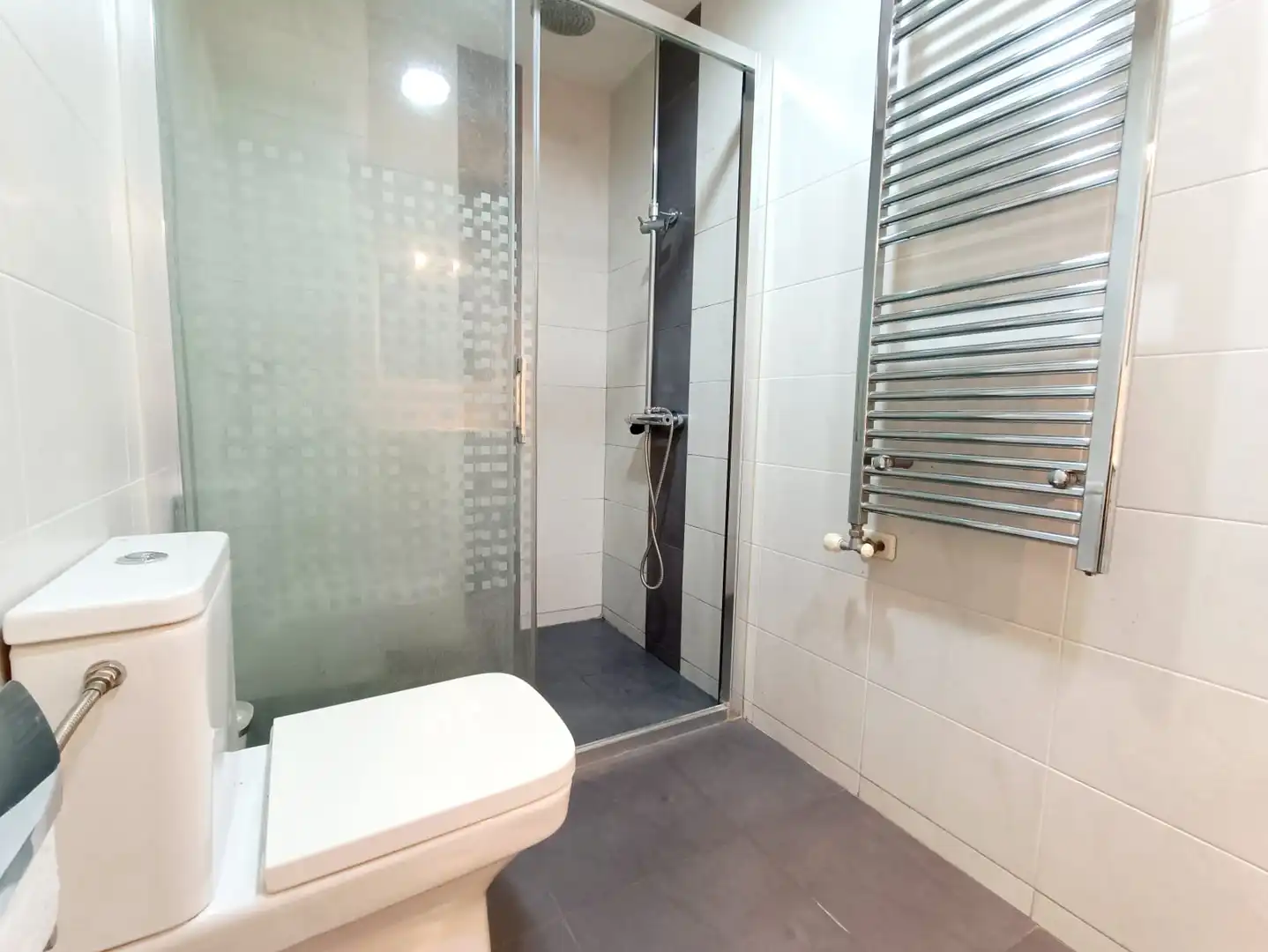 Badezimmer von Erdgeschoss zum Verkauf in Badalona mit Heizung, Parkett und Balkon
