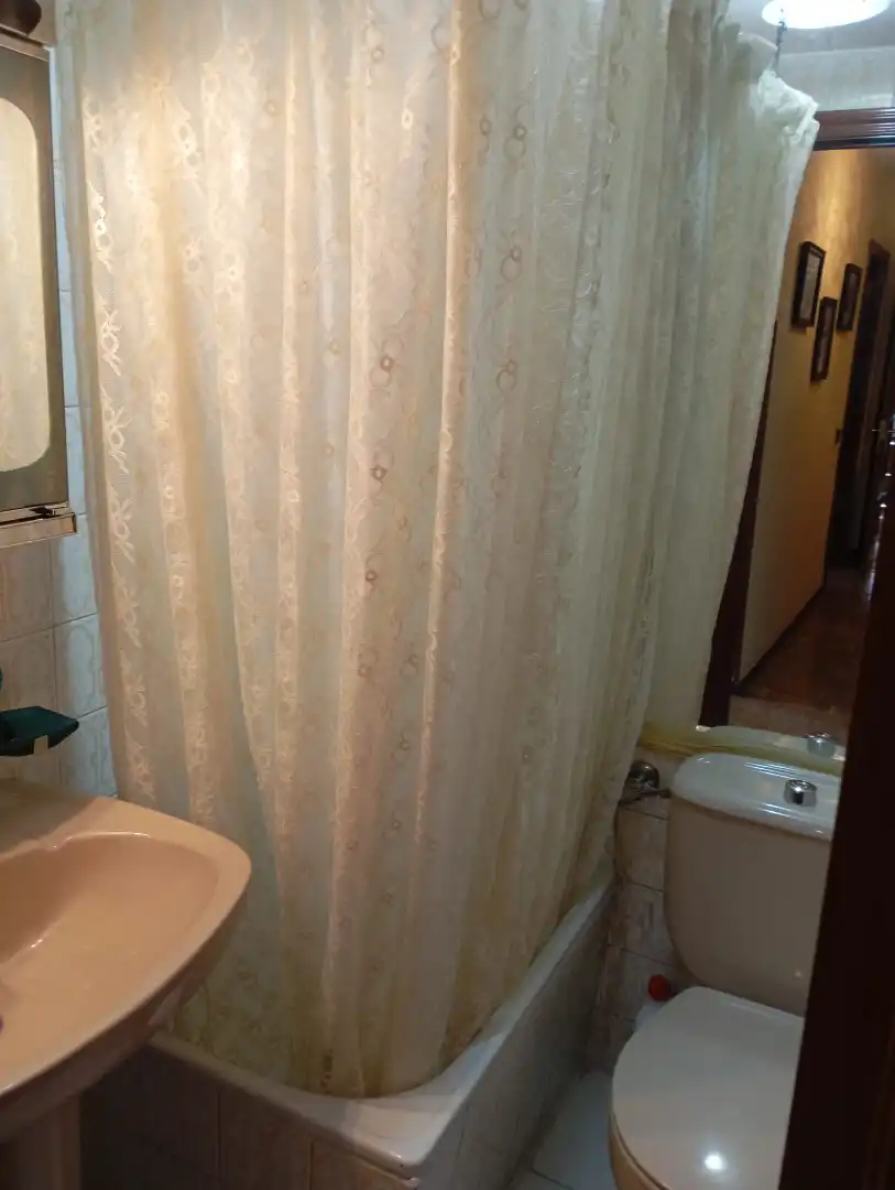 Baño de Piso de alquiler en Alcorcón con Calefacción, Parquet y Terraza