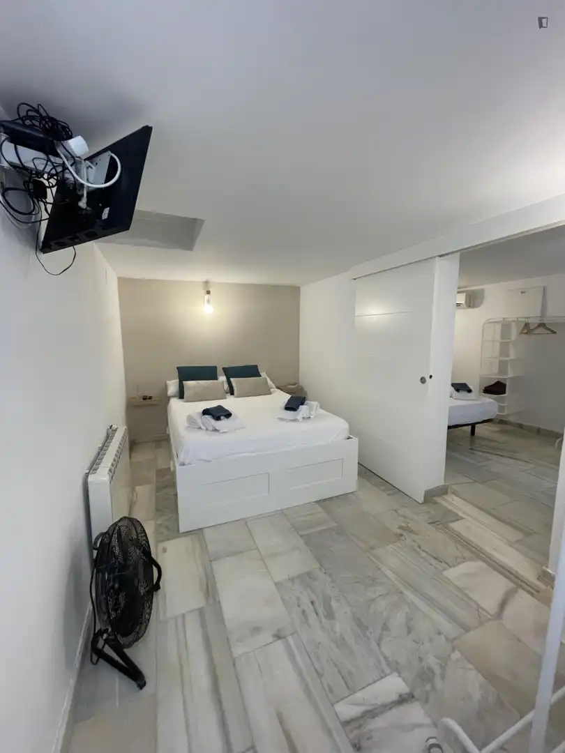 Dormitori de Apartament de lloguer en Madrid amb Aire condicionat, Calefacció i Moblat
