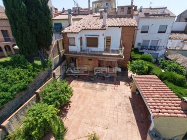 Casa bifamiliare con balcone in vendita a Sant Feliu de Codines