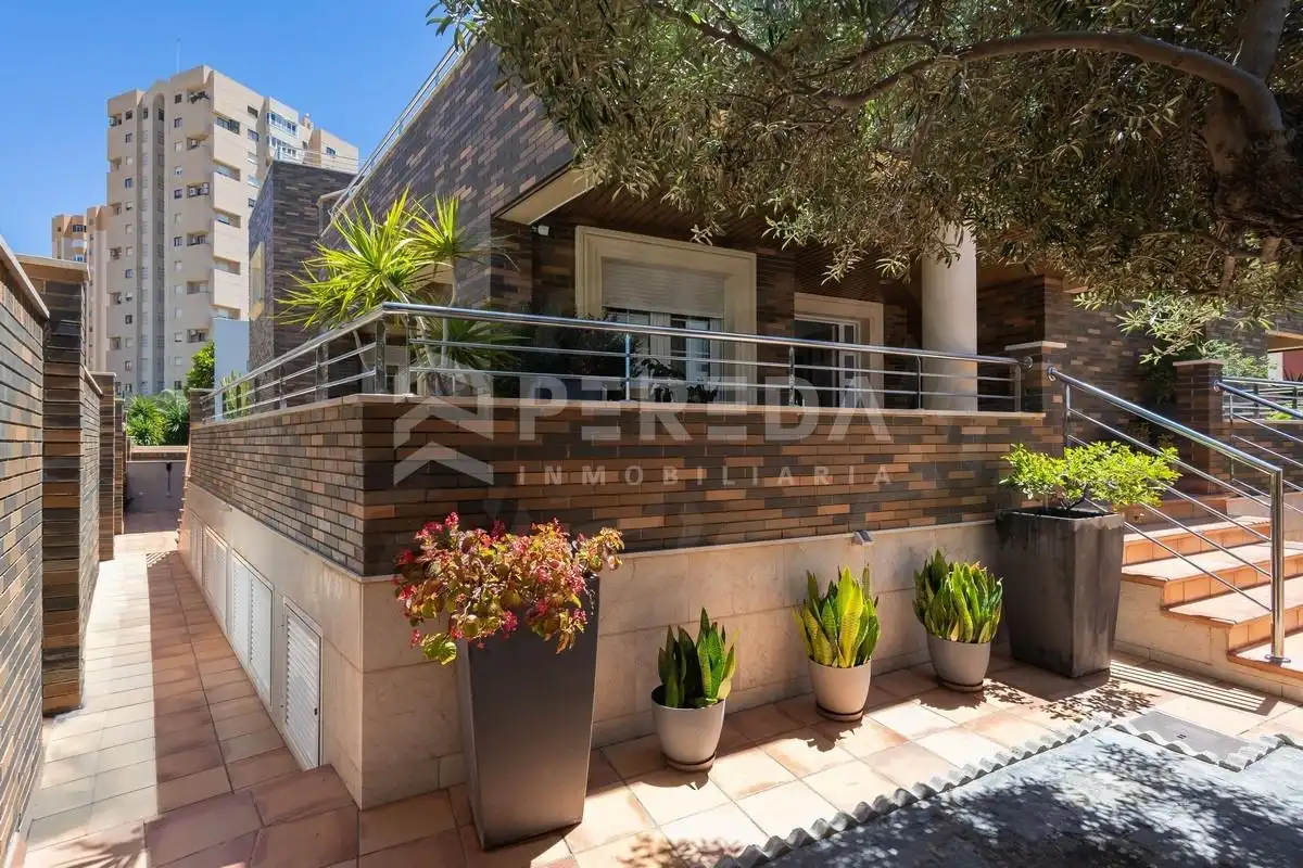 Vista exterior de Casa o chalet en venta en Roquetas de Mar con Aire acondicionado, Jardín privado y Piscina