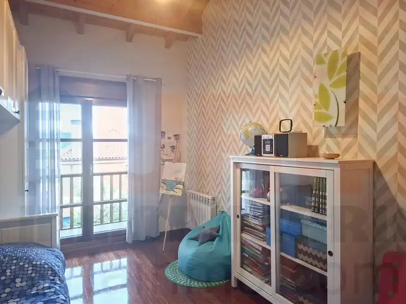 Sala de estar de Casa o chalet en venta en Sariego con Calefacción, Terraza y Trastero