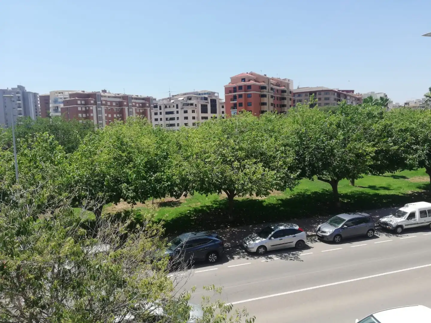 Vista exterior de Casa adosada en venda en Castellón de la Plana / Castelló de la Plana amb Aire condicionat, Terrassa i Balcó