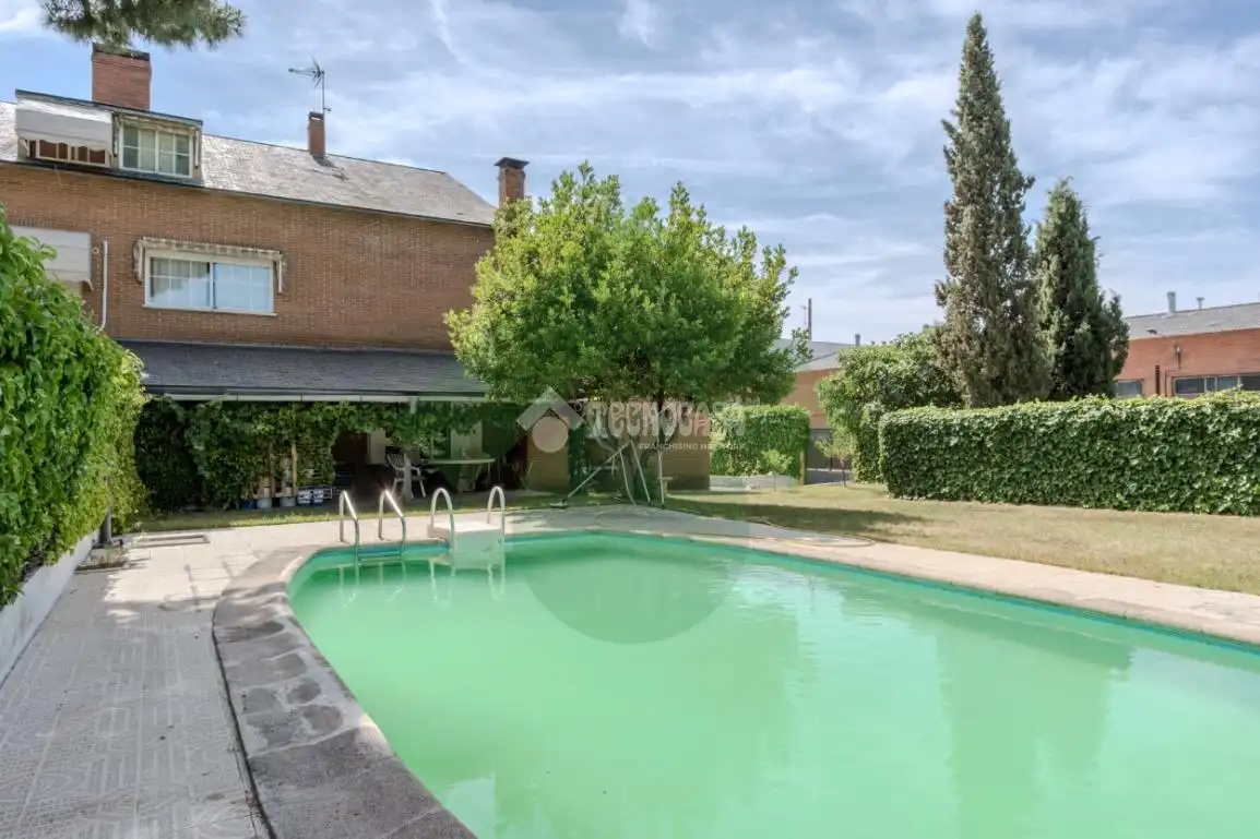 Jardí de Casa adosada en venda en Griñón amb Calefacció, Piscina i Moblat