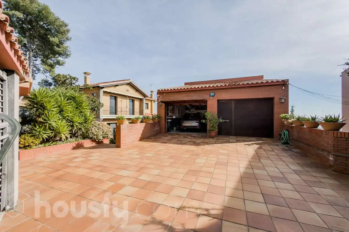 Vista exterior de Casa o xalet en venda en Barcelona amb Aire condicionat, Calefacció i Jardí privat