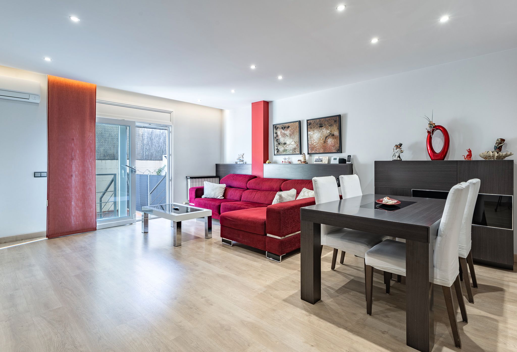 Sala de estar de Casa o chalet en venta en Palau-solità i Plegamans con Aire acondicionado, Calefacción y Jardín privado