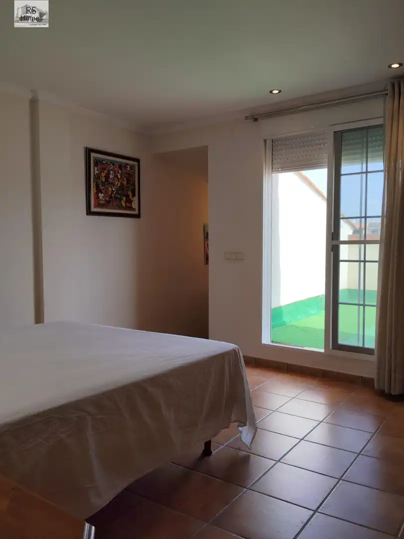 Schlafzimmer von Dachboden zum Verkauf in La Pobla de Vallbona mit Klimaanlage, Terrasse und Balkon