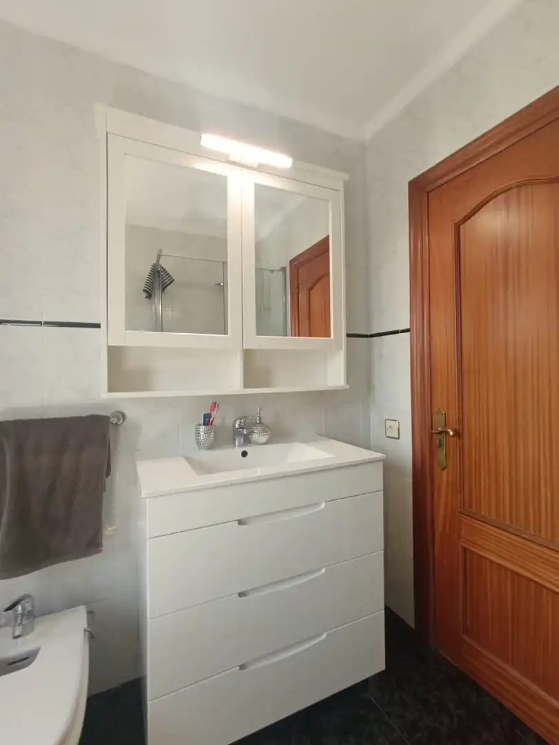 Bany de Pis en venda en Oviedo  amb Calefacció, Terrassa i Traster