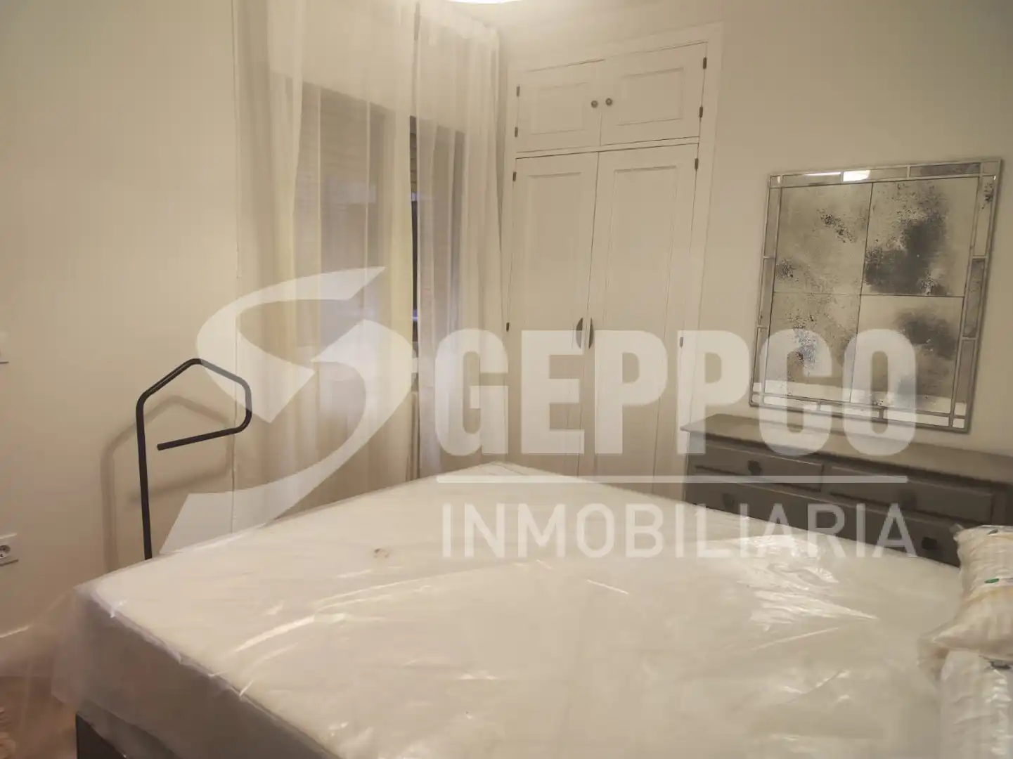 Schlafzimmer von Wohnung zur Miete in Madrid mit Klimaanlage, Heizung und Möbliert