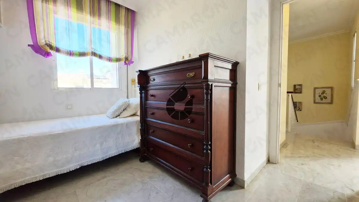Habitación de Casa adosada en venta en Castilleja de la Cuesta con Aire acondicionado y Balcón