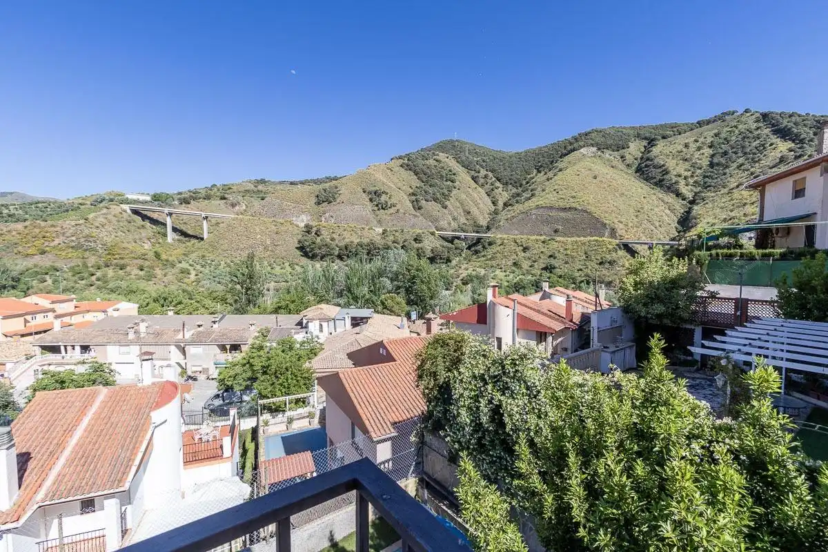Vista exterior de Casa o xalet en venda en Pinos Genil amb Aire condicionat, Jardí privat i Terrassa