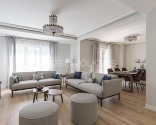 Sala d'estar de Apartament en venda en  Madrid Capital amb Aire condicionat, Calefacció i Parquet