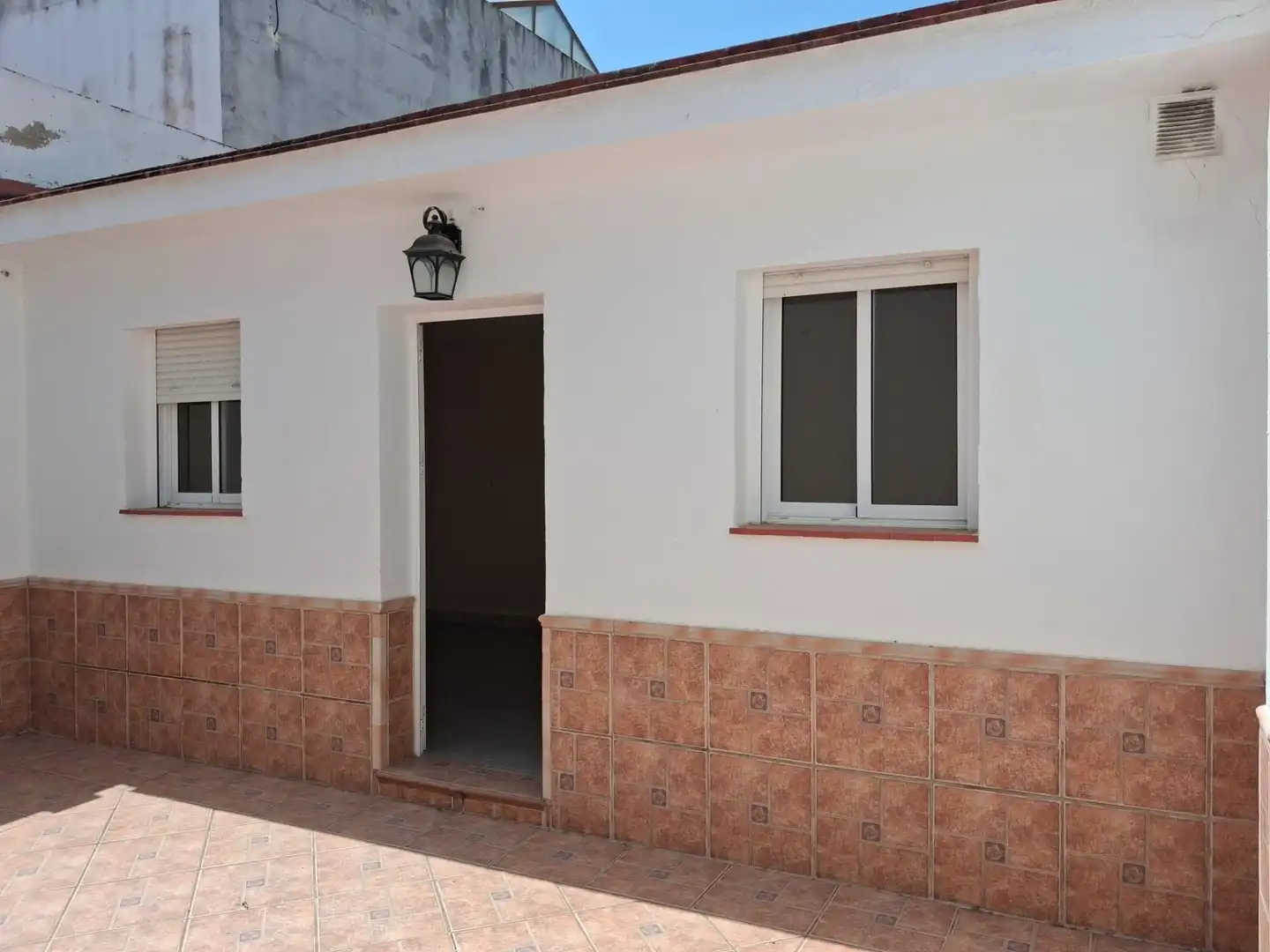 Vista exterior de Casa adosada en venda en Utrera amb Piscina comunitària