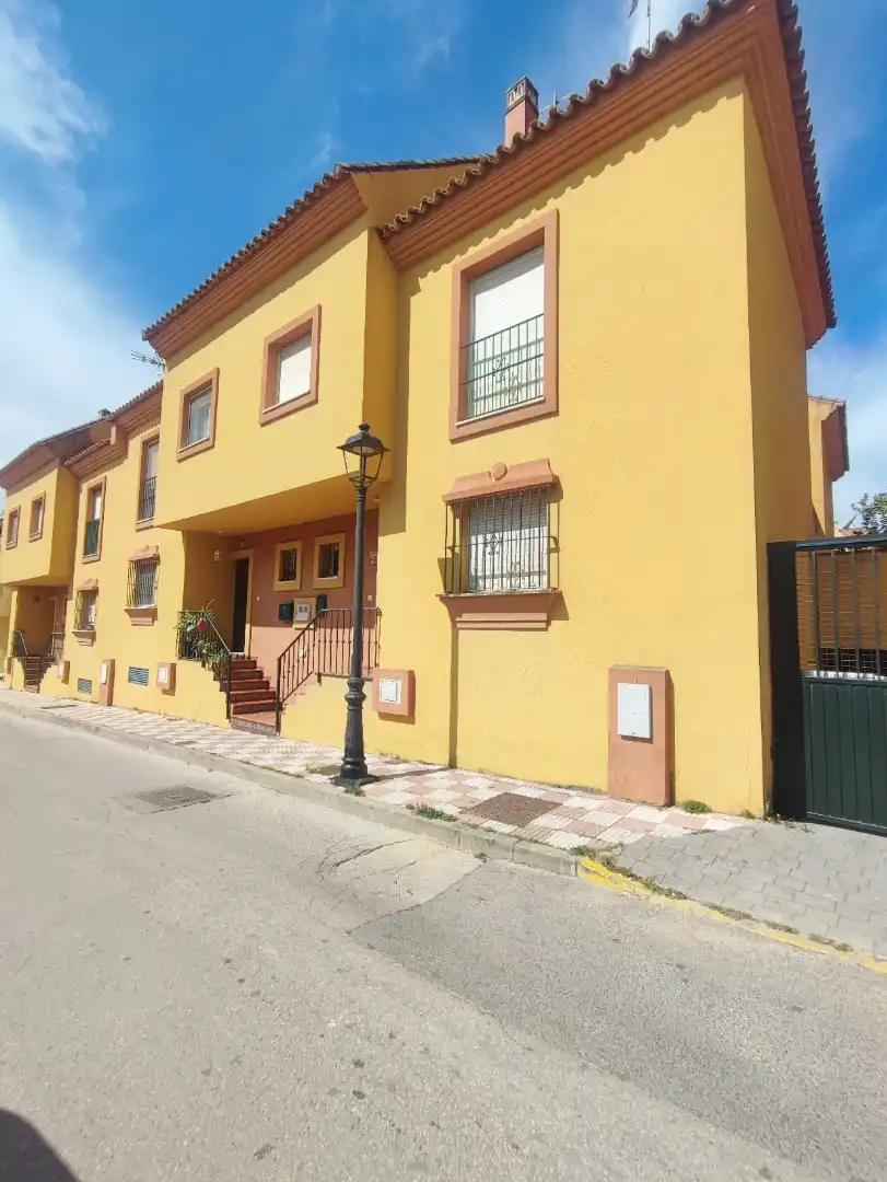 Vista exterior de Casa adosada en venda en Los Barrios amb Alarma