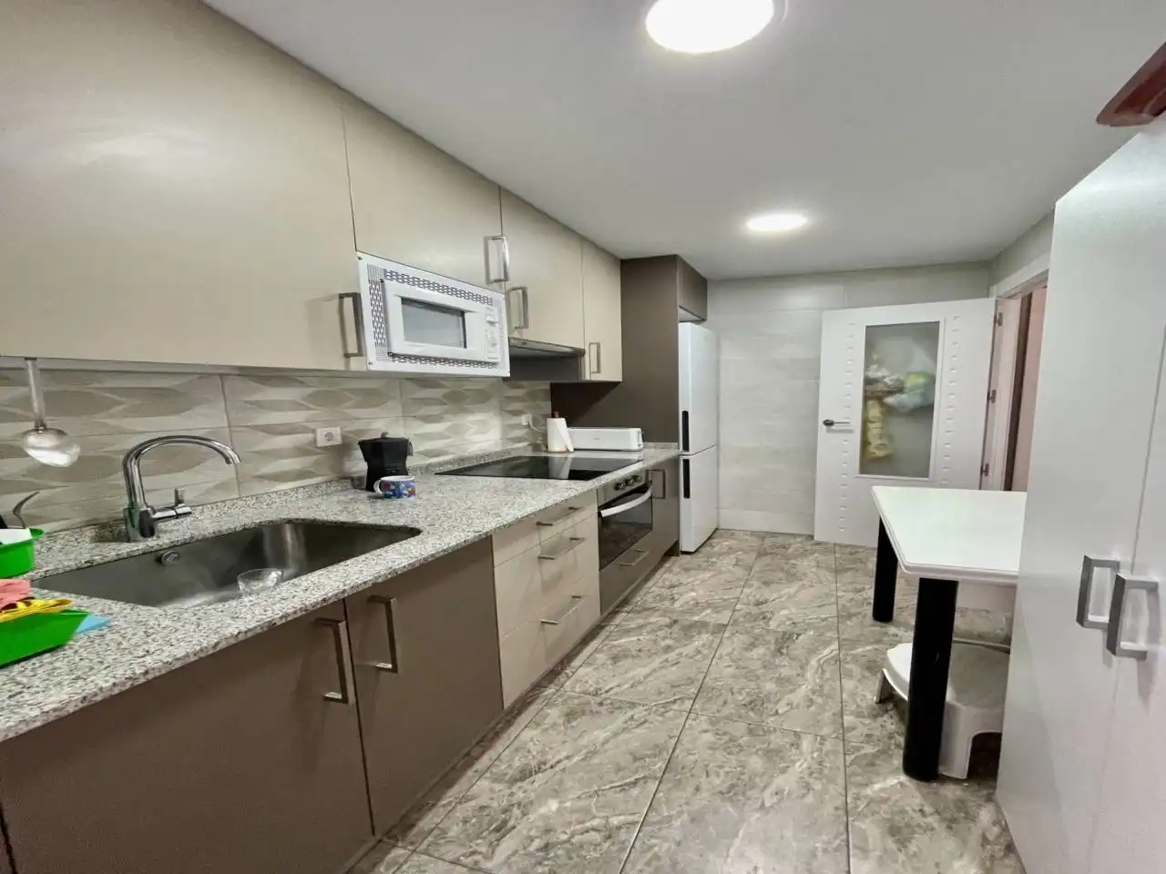 Cuina de Apartament de lloguer en El Campello amb Aire condicionat, Terrassa i Moblat