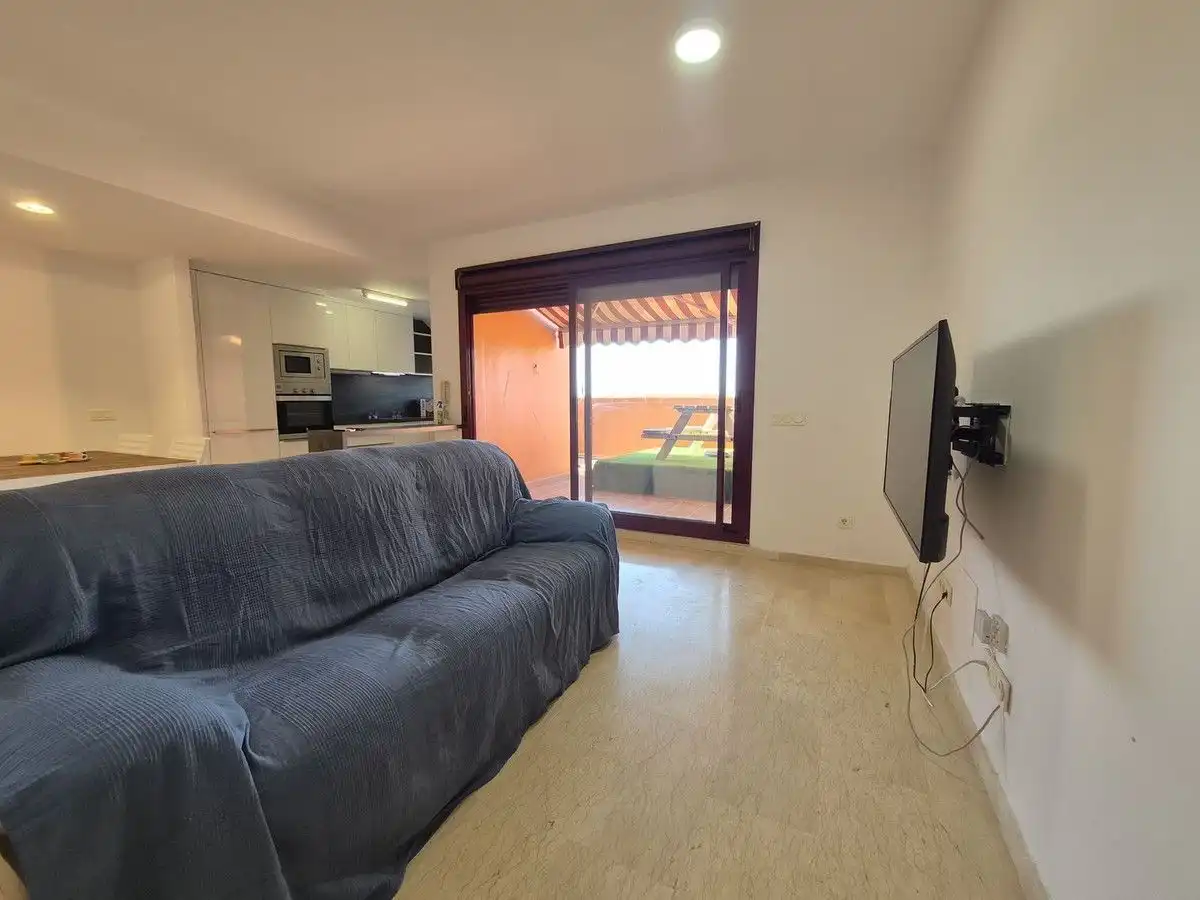 Wohnzimmer von Dachboden zum Verkauf in Manilva mit Klimaanlage, Heizung und Terrasse
