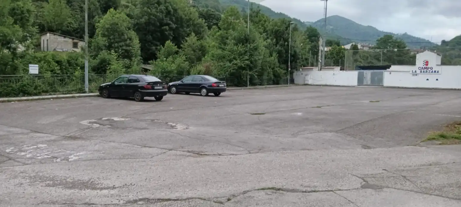 Aparcament de Pis en venda en Mieres (Asturias) amb Calefacció i Jardí privat