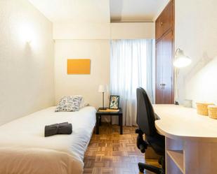 Bedroom of Flat to share in  Madrid Capital  with Heating, Washing machine and Internet