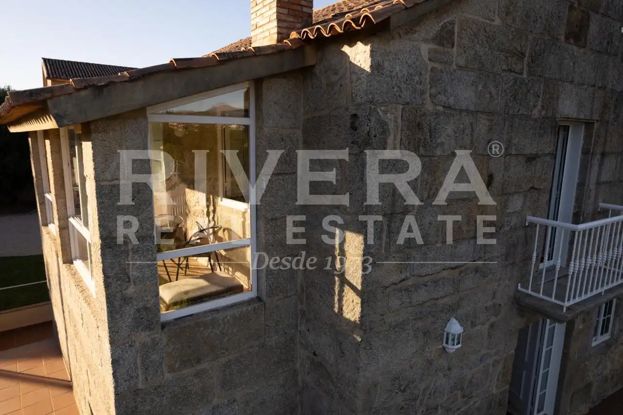 Vista exterior de Casa o xalet en venda en Nigrán amb Calefacció, Jardí privat i Moblat