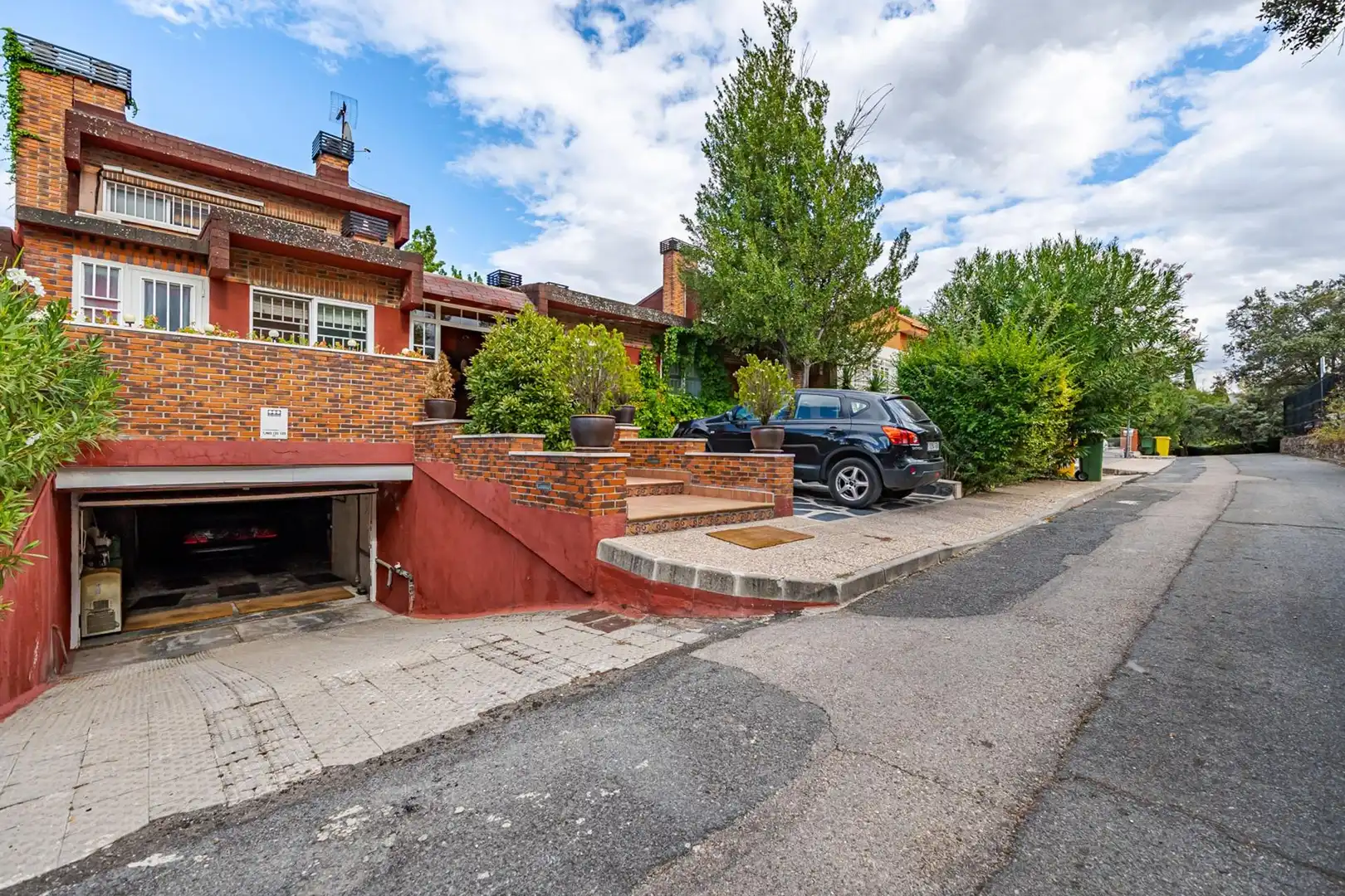 Vista exterior de Casa adosada en venda en Boadilla del Monte amb Aire condicionat, Calefacció i Jardí privat