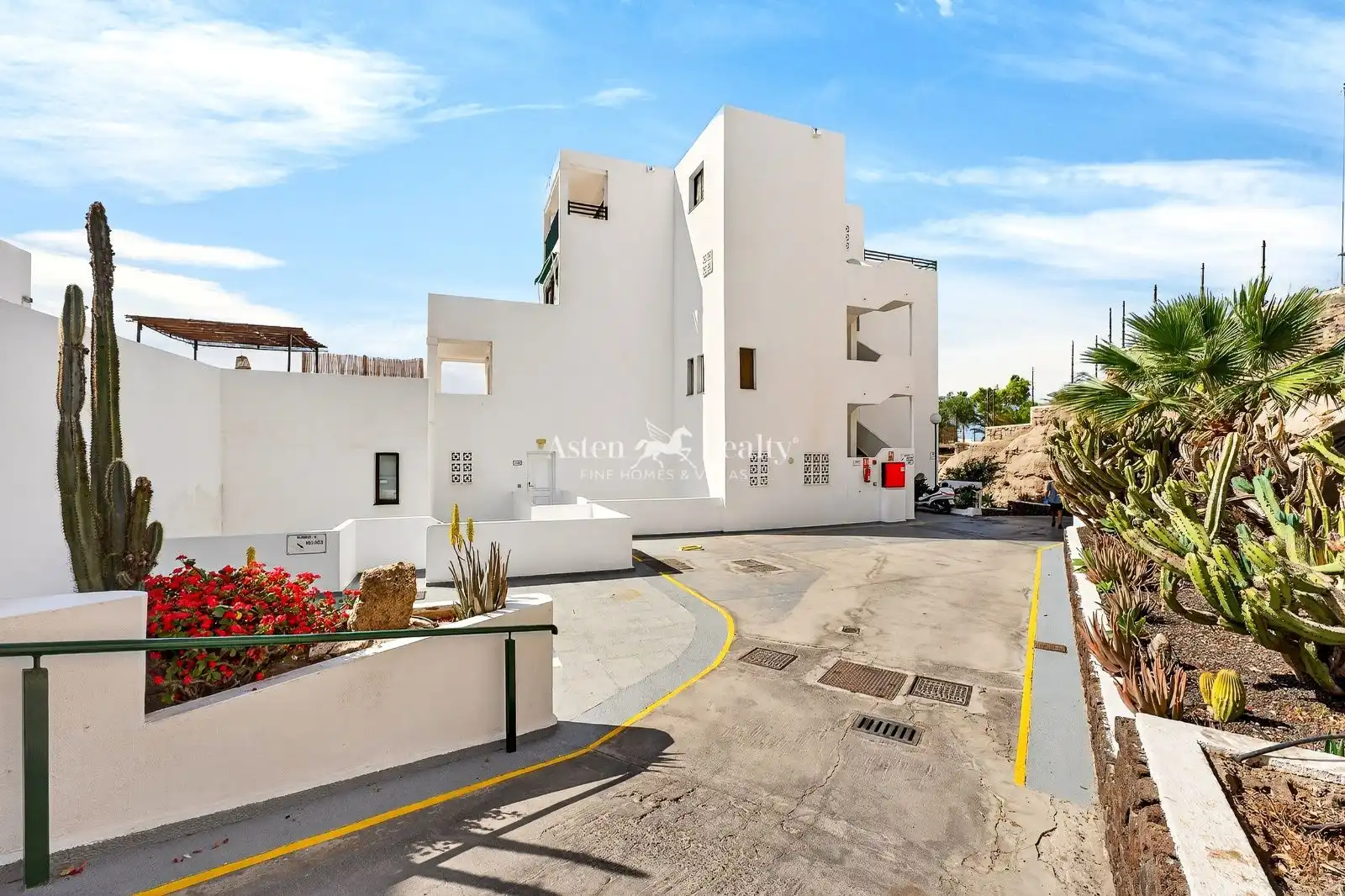 Vista exterior de Apartamento en venta en Adeje con Terraza, Piscina y Amueblado