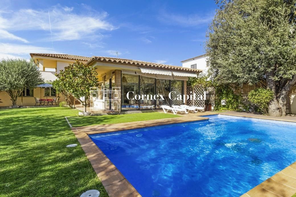 Exterior view of House or chalet for sale in L'Escala  with Air Conditioner, Heating and Private garden