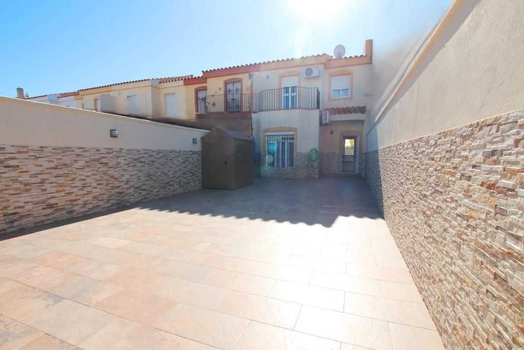 Exterior view of Single-family semi-detached for sale in Jerez de la Frontera  with Air Conditioner and Terrace